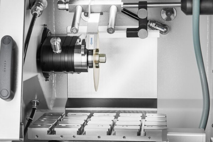 Precision cut-off machine Qcut 200 A