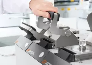Improved sliding closure