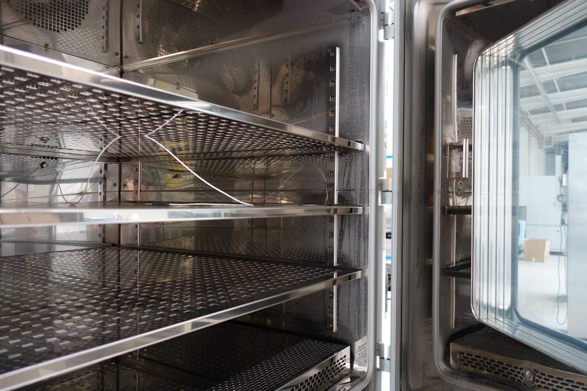 Aralab-Environmental-TESTING-reach-in-interior-glass-door-1