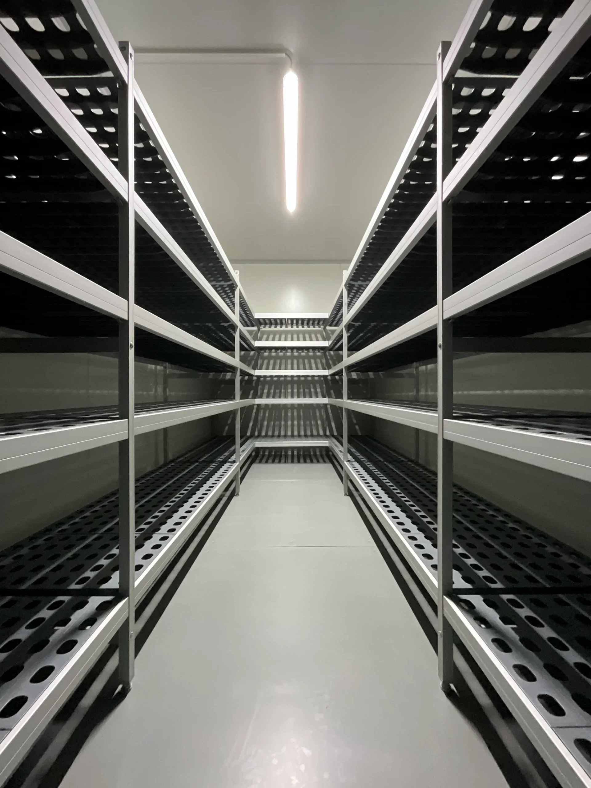 Aralab-STABILITY-SC-walk-in-chambers-interior-MG_3106-scaled