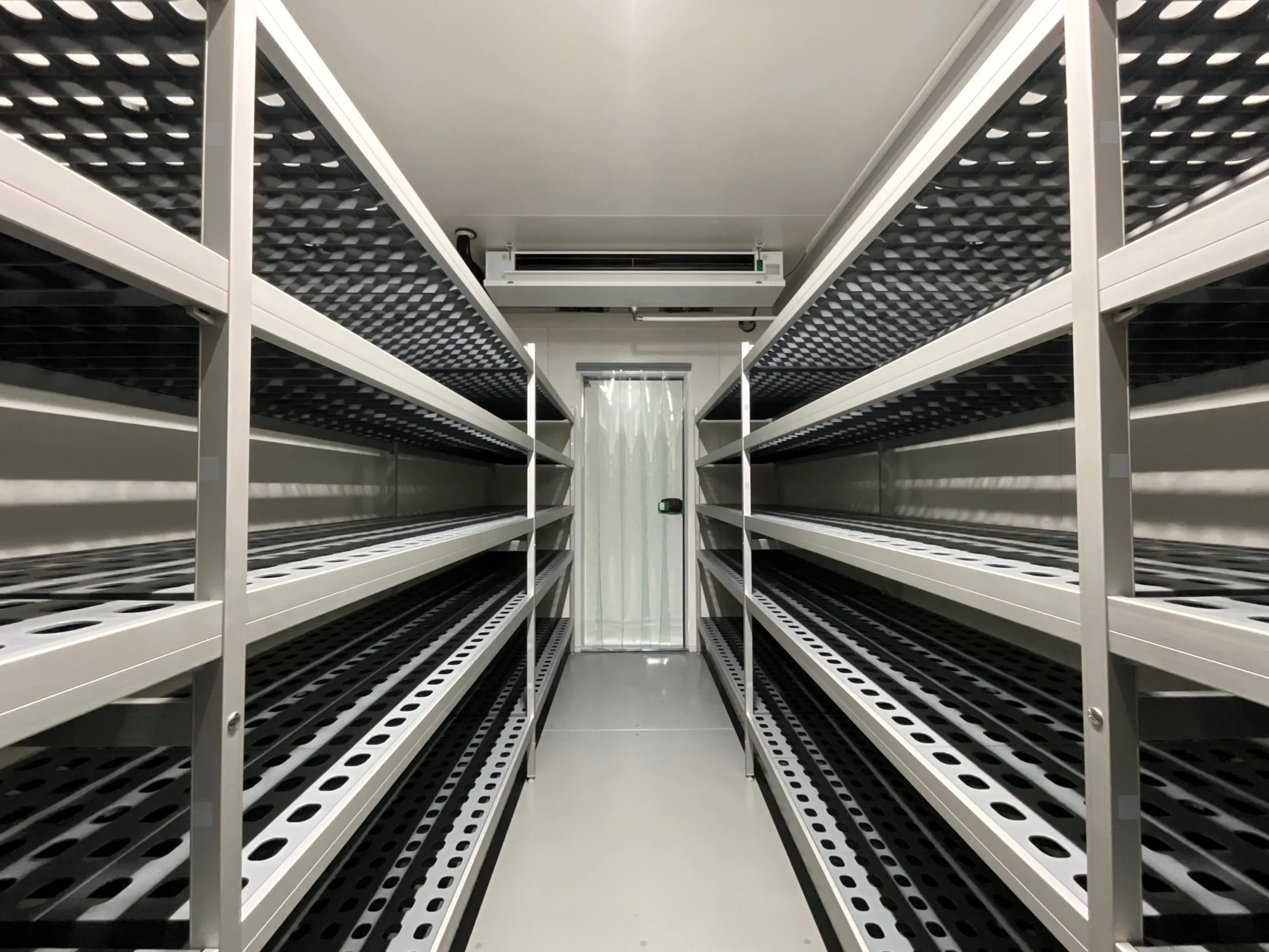 Aralab-STABILITY-SC-walk-in-chambers-interior-MG_3109-scaled